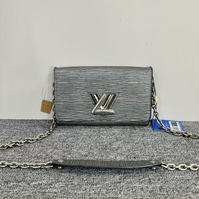 Louis Vuitton Twist WOC SiLouis Vuittoner Clutch