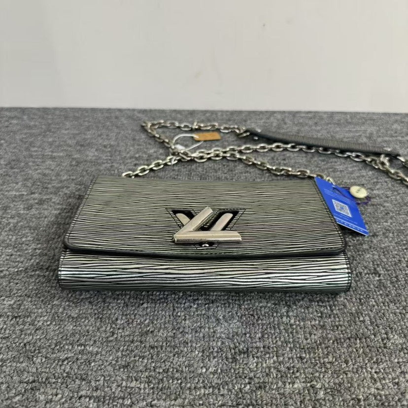 Louis Vuitton Twist WOC SiLouis Vuittoner Clutch