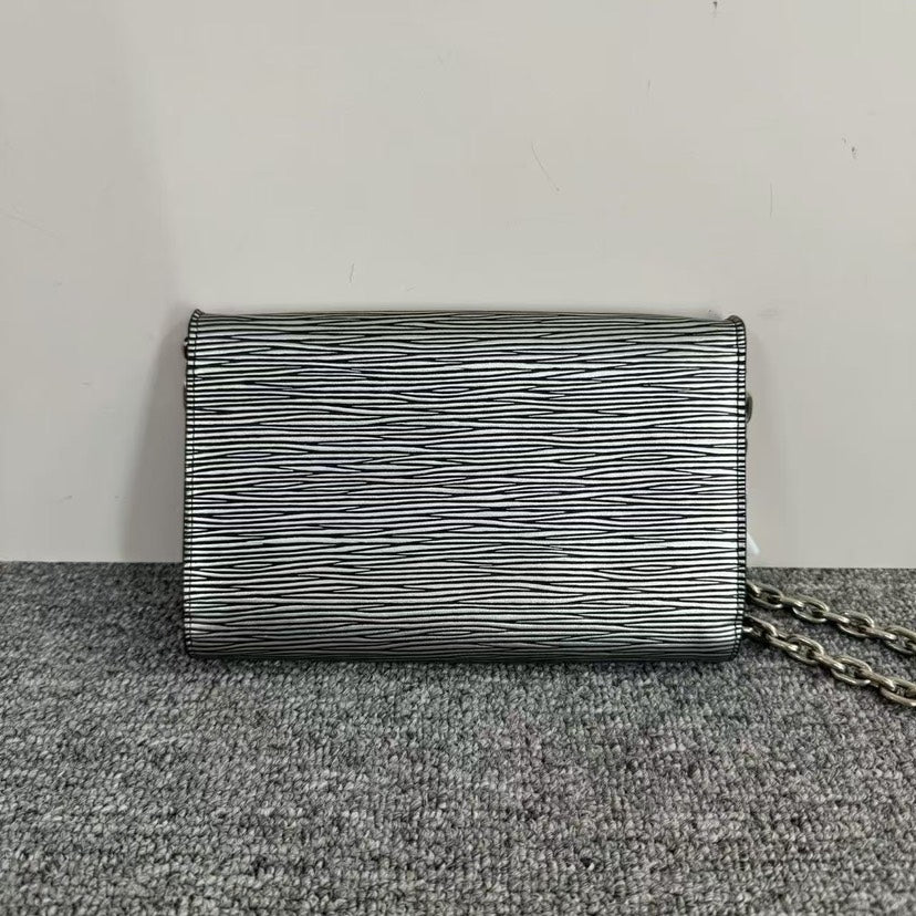 Louis Vuitton Twist WOC SiLouis Vuittoner Clutch