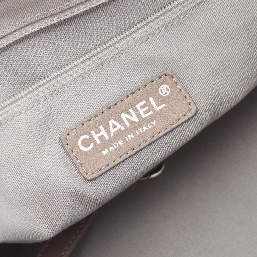 CHANEL SiLouis Vuittoner Leather Chain Tote Bag with SiLouis Vuittoner Hardware - Luxury Line Shoulder Bag