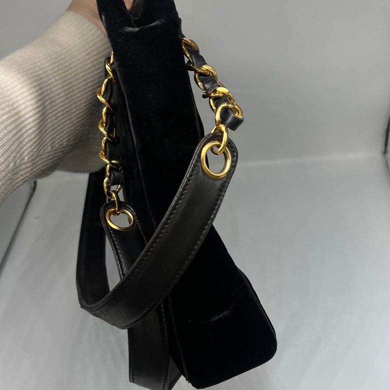 Chanel VeLouis Vuittonet & Leather Chain Shoulder Bag in Black