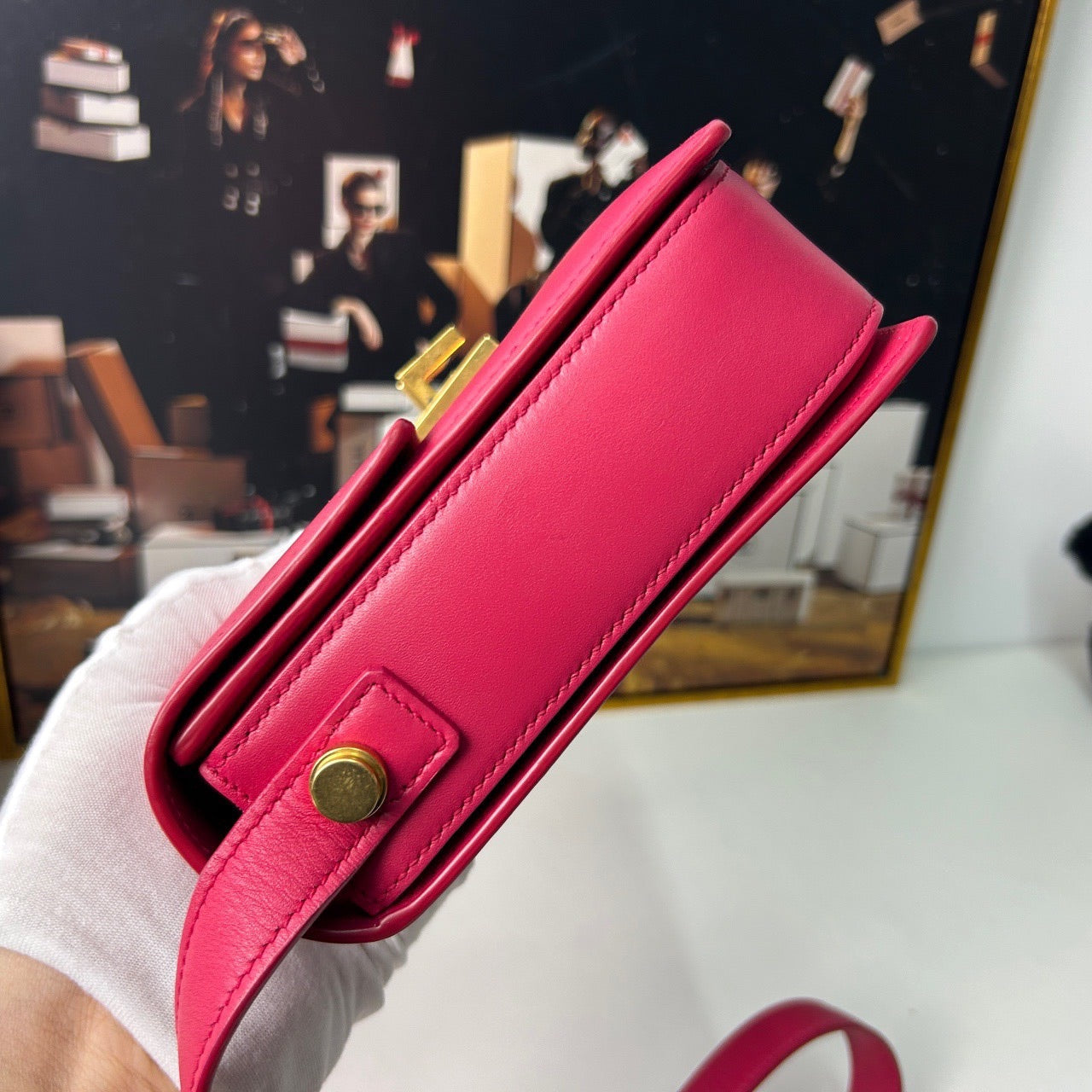 Saint Laurent Lulu Shoulder Bag in Pink Leather - Designer Handbag (11733714)