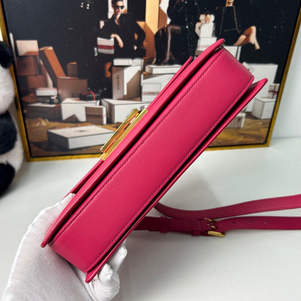 Saint Laurent Lulu Shoulder Bag in Pink Leather - Designer Handbag (11733714)