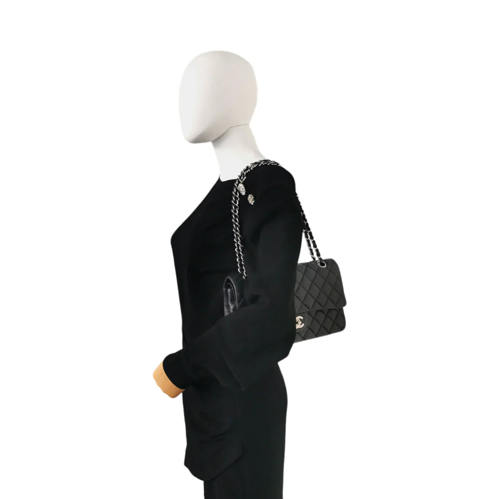 Chanel Classic Double Flap Medium Black Caviar SiLouis Vuittoner
