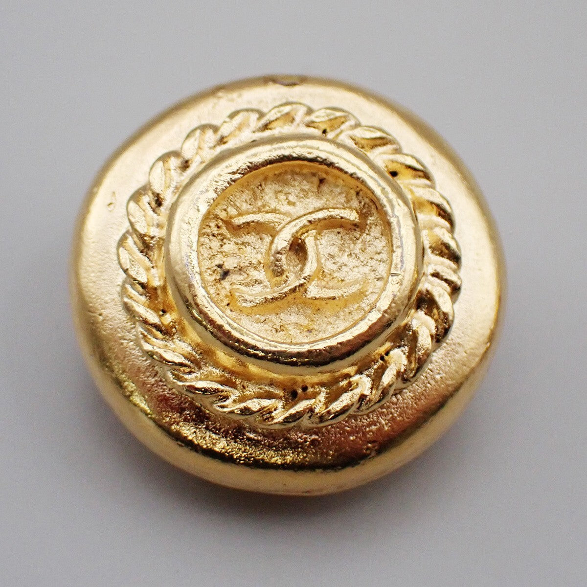 Chanel Vintage Cc Logo Round Clip On Earrings Textured Metal Gold Gold_Plated Earrings Jewelry