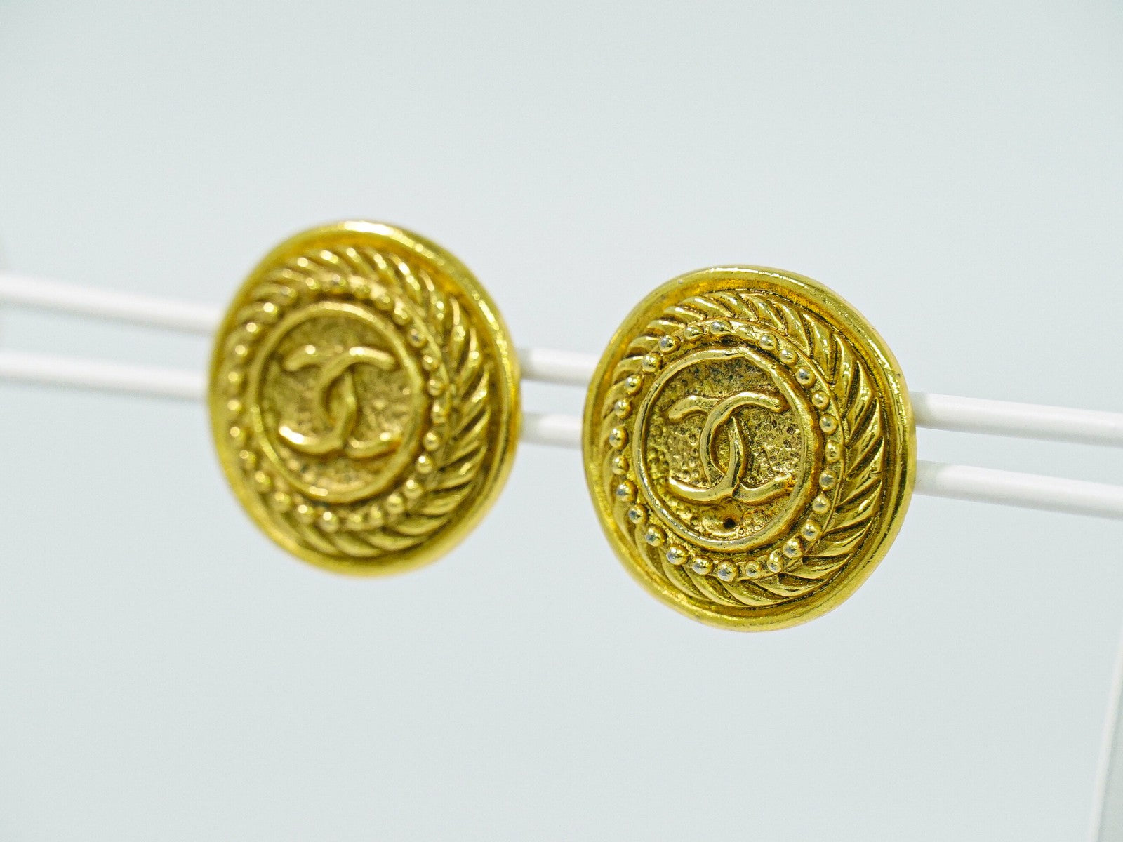 Chanel Vintage Cc Logo Round Clip On Earrings Textured Metal Gold Gold_Plated Earrings Jewelry