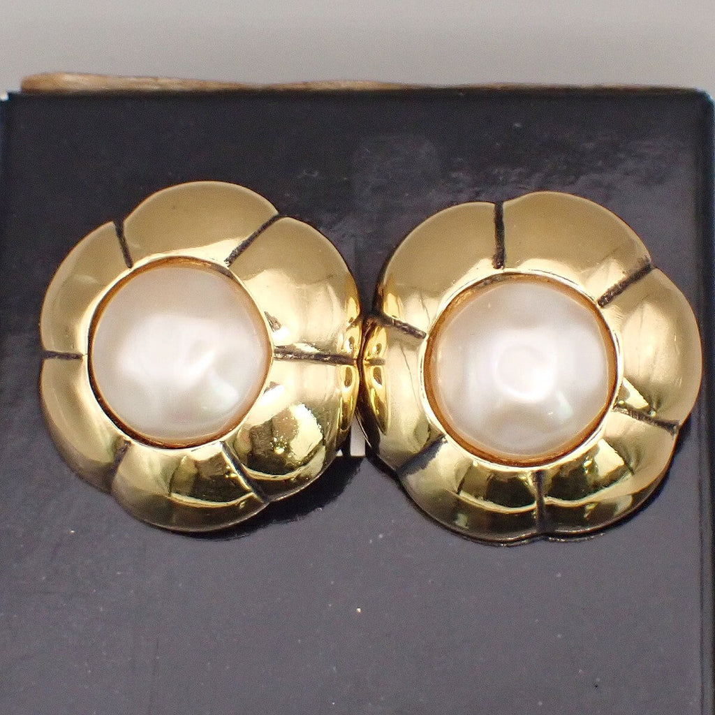 Chanel Vintage Cc Flower Clip-On Earrings Imitation Pearls In Gold Plated Gold Gold_Plated Earrings Jewelry