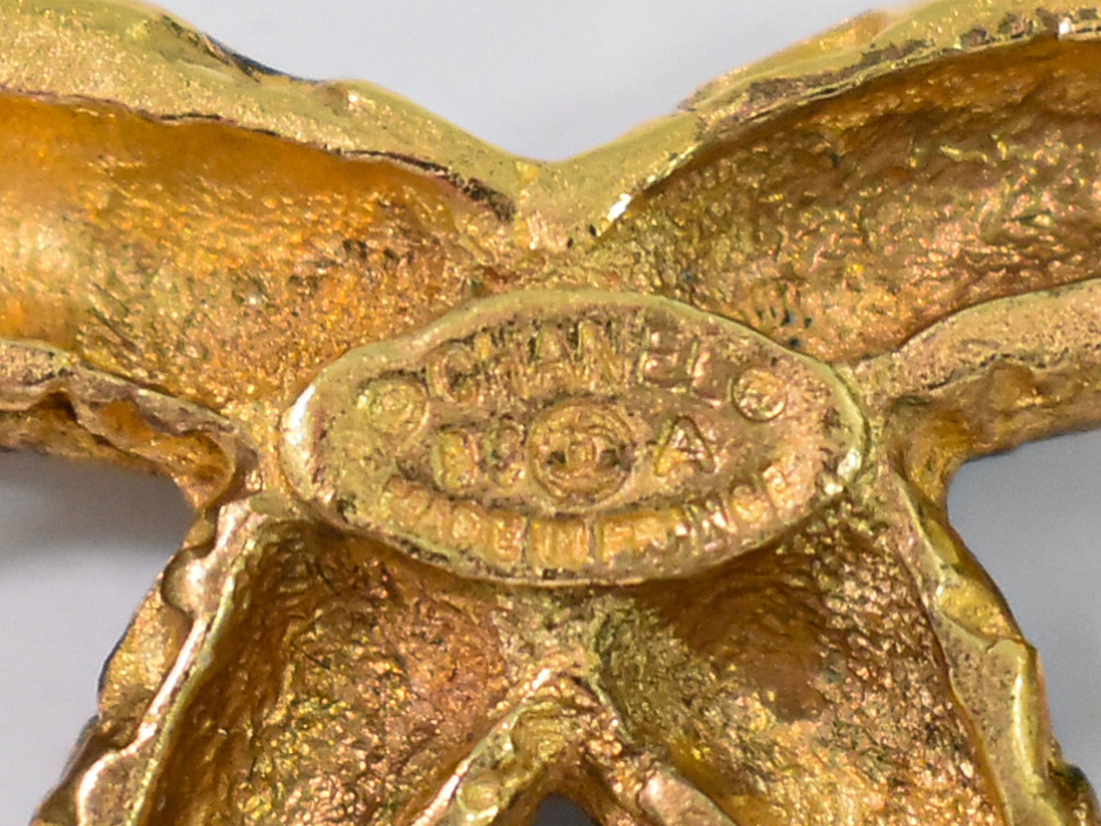 Chanel Cc Brooch Textured Metal Gold Gold_Plated Brooch Jewelry