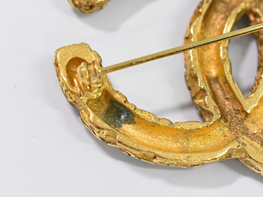 Chanel Cc Brooch Textured Metal Gold Gold_Plated Brooch Jewelry
