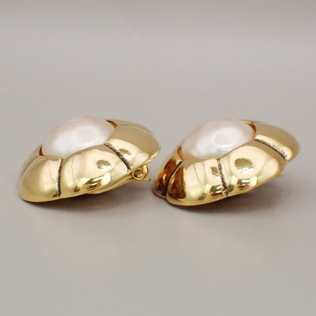 Chanel Vintage Cc Flower Clip-On Earrings Imitation Pearls In Gold Plated Gold Gold_Plated Earrings Jewelry