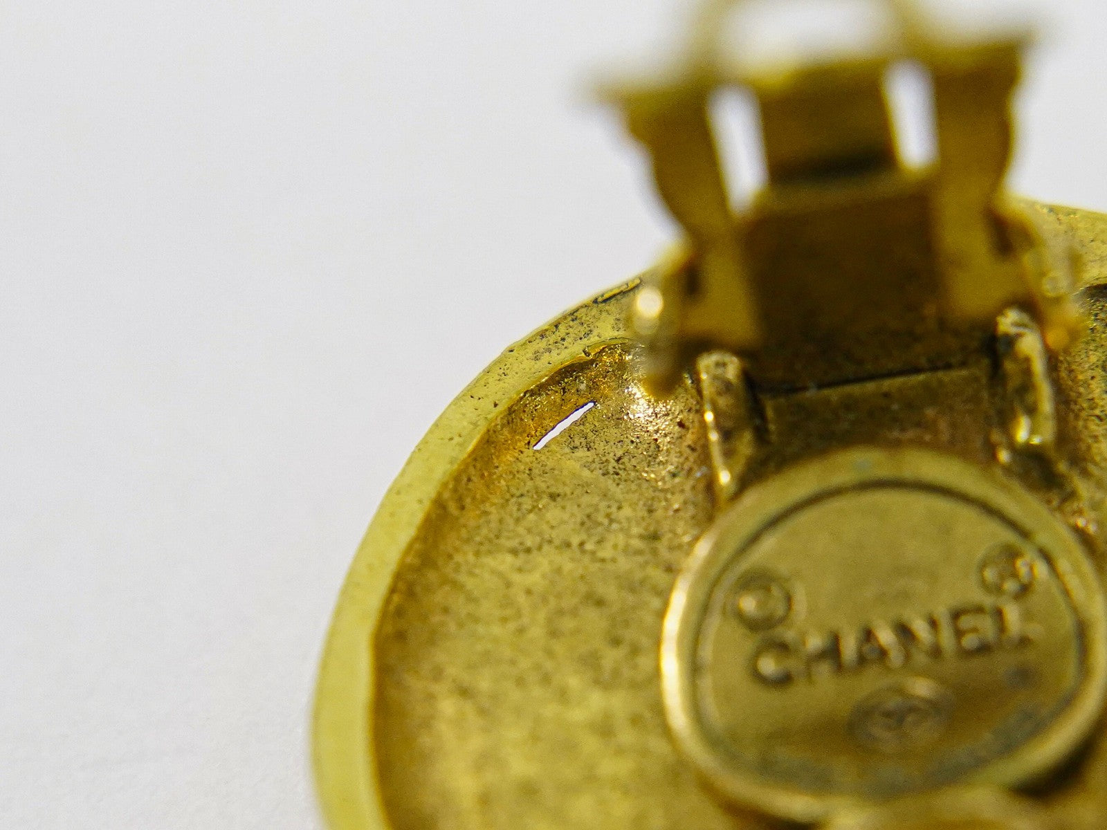 Chanel Vintage Cc Logo Round Clip On Earrings Textured Metal Gold Gold_Plated Earrings Jewelry