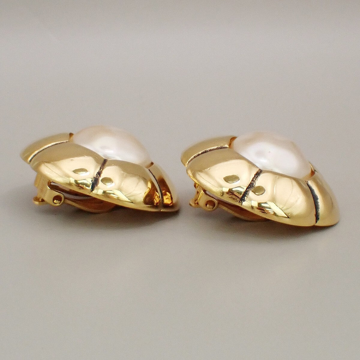 Chanel Vintage Cc Flower Clip-On Earrings Imitation Pearls In Gold Plated Gold Gold_Plated Earrings Jewelry