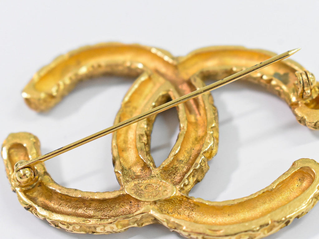 Chanel Cc Brooch Textured Metal Gold Gold_Plated Brooch Jewelry