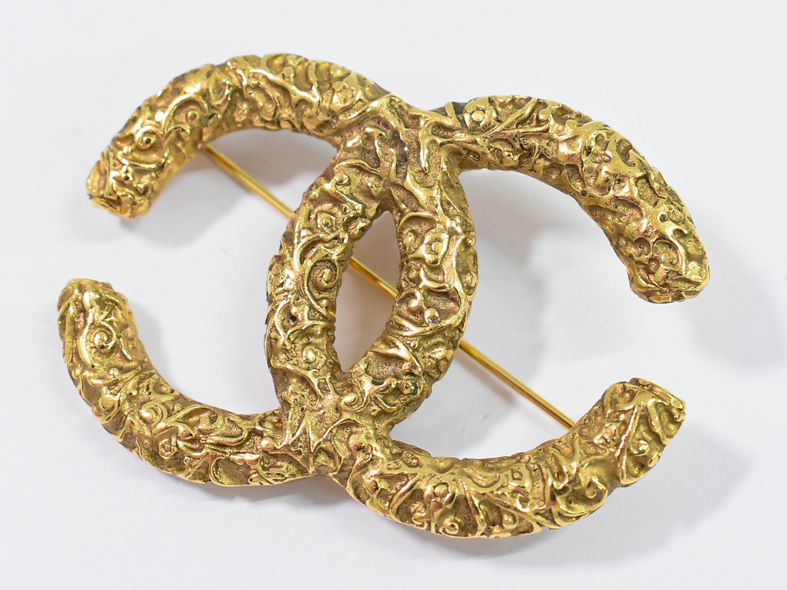 Chanel Cc Brooch Textured Metal Gold Gold_Plated Brooch Jewelry