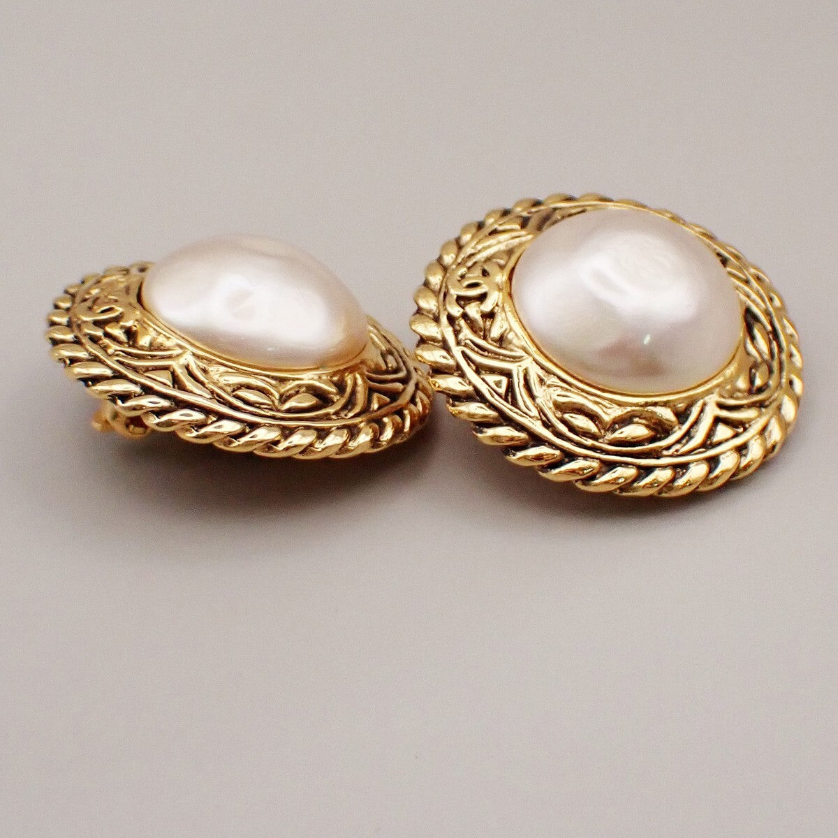 Chanel Vintage Round Chain Clip-On Earrings Metal With Faux Pearl Gold Gold_Plated Earrings Jewelry
