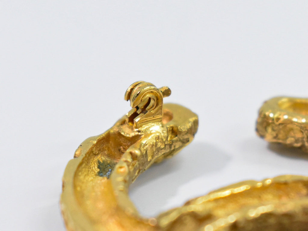 Chanel Cc Brooch Textured Metal Gold Gold_Plated Brooch Jewelry