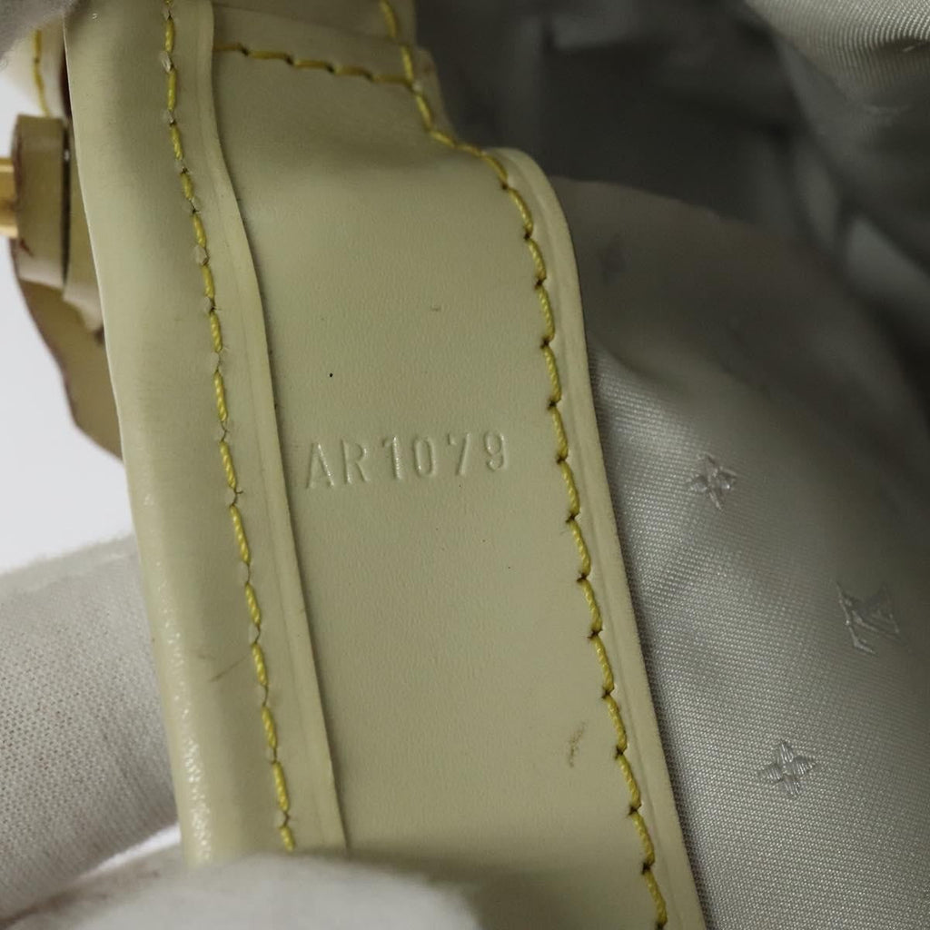 Louis Vuitton Suhali L'essentiel Handbag Leather White Leather Shoulder Bag