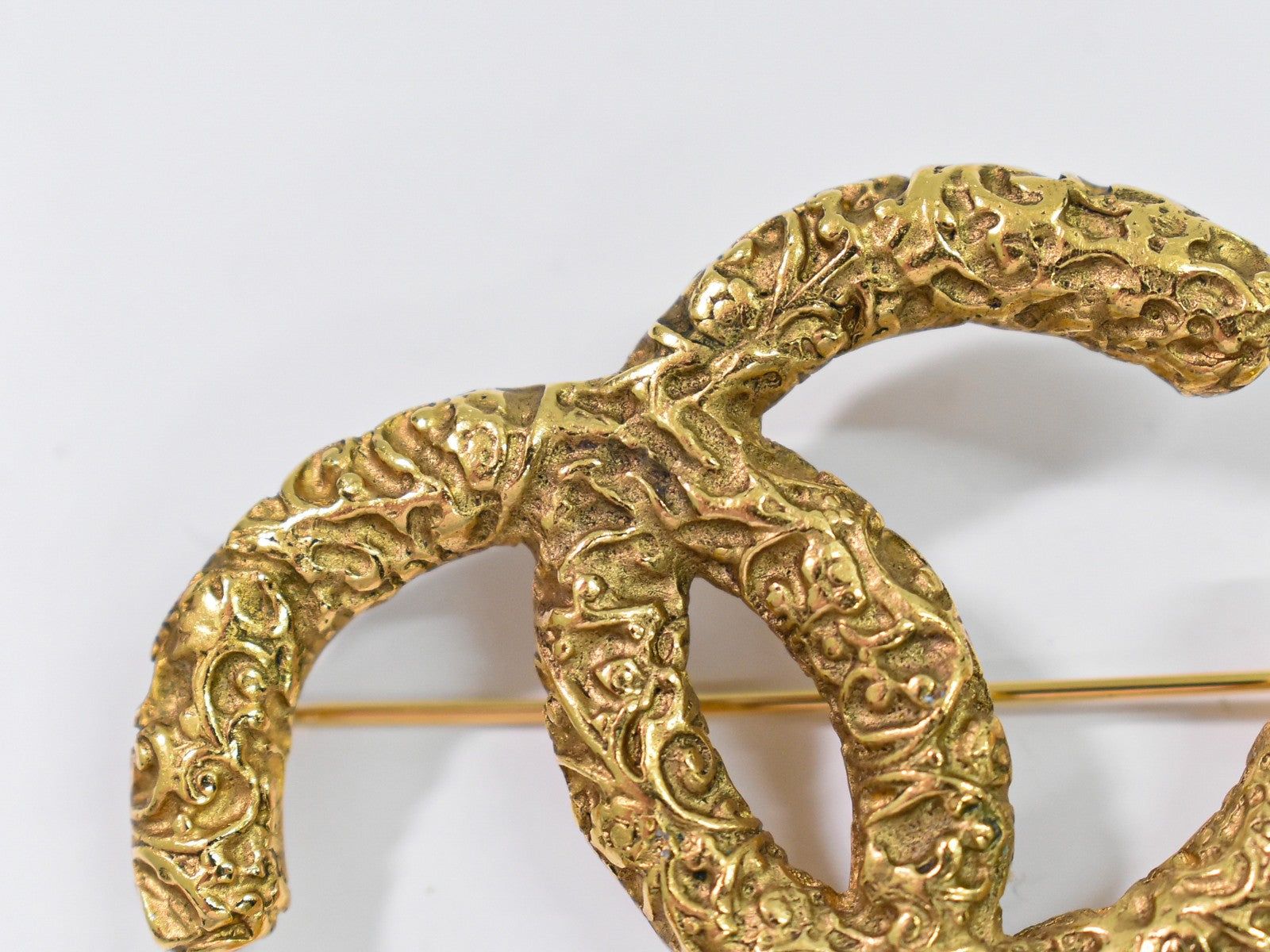 Chanel Cc Brooch Textured Metal Gold Gold_Plated Brooch Jewelry