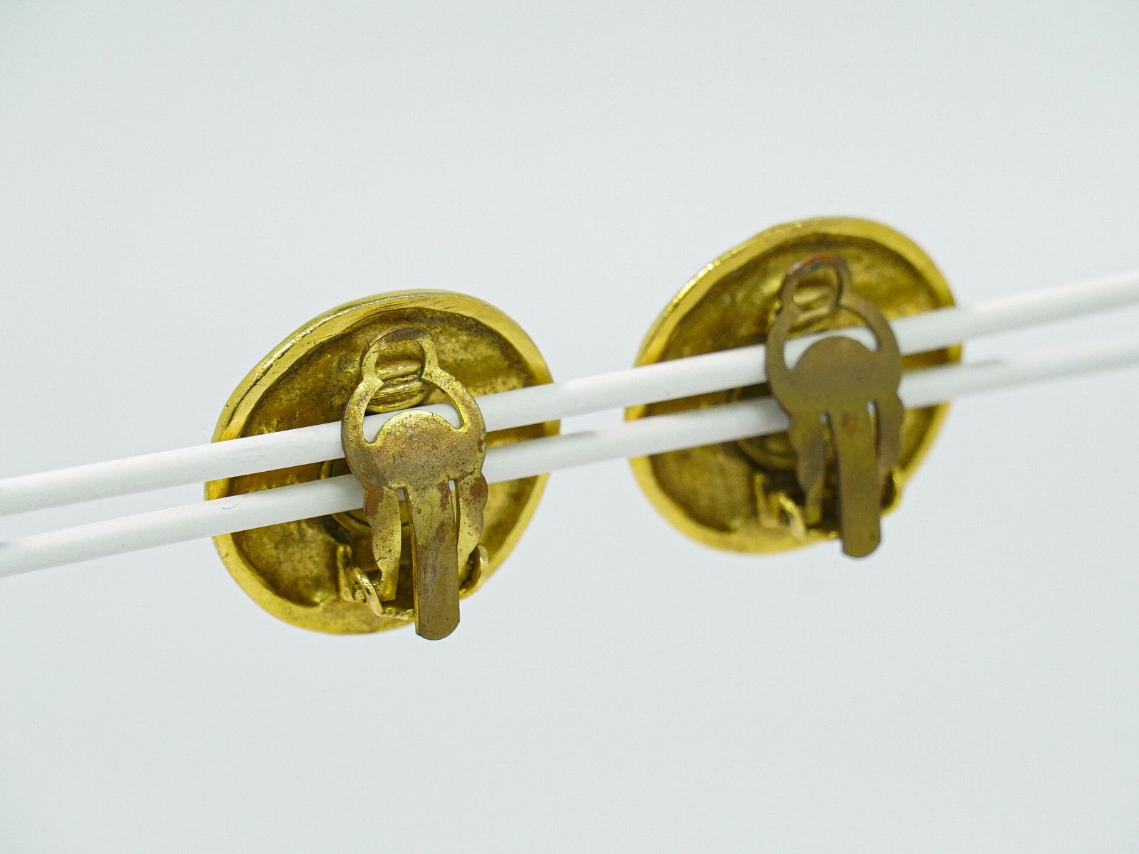 Chanel Vintage Cc Logo Round Clip On Earrings Textured Metal Gold Gold_Plated Earrings Jewelry