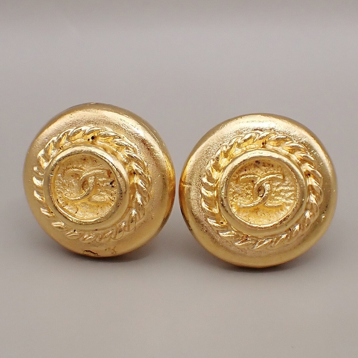 Chanel Vintage Cc Logo Round Clip On Earrings Textured Metal Gold Gold_Plated Earrings Jewelry