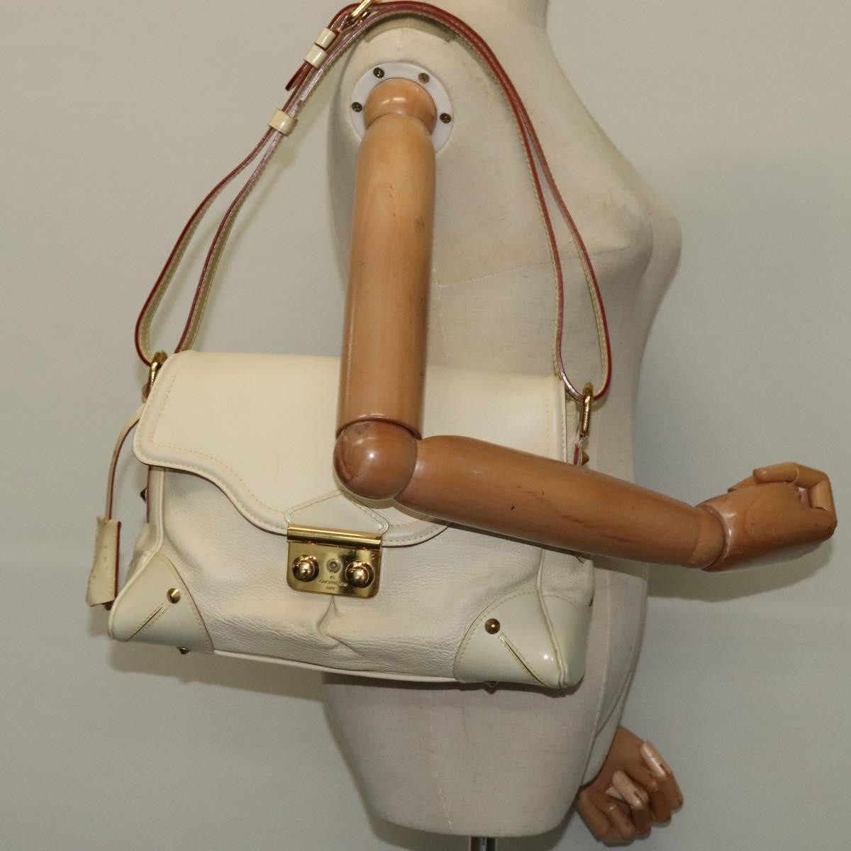 Louis Vuitton Suhali L'essentiel Handbag Leather White Leather Shoulder Bag
