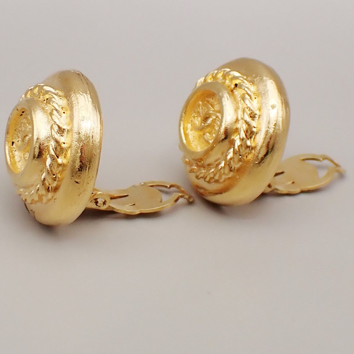 Chanel Vintage Cc Logo Round Clip On Earrings Textured Metal Gold Gold_Plated Earrings Jewelry
