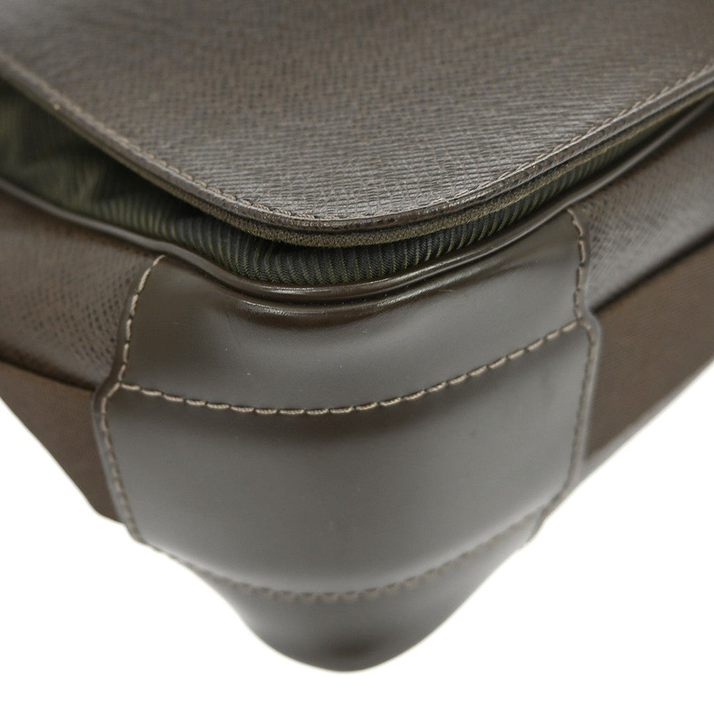 Louis Vuitton Viktor Messenger Bag Taiga Leather Brown Leather Shoulder Bag