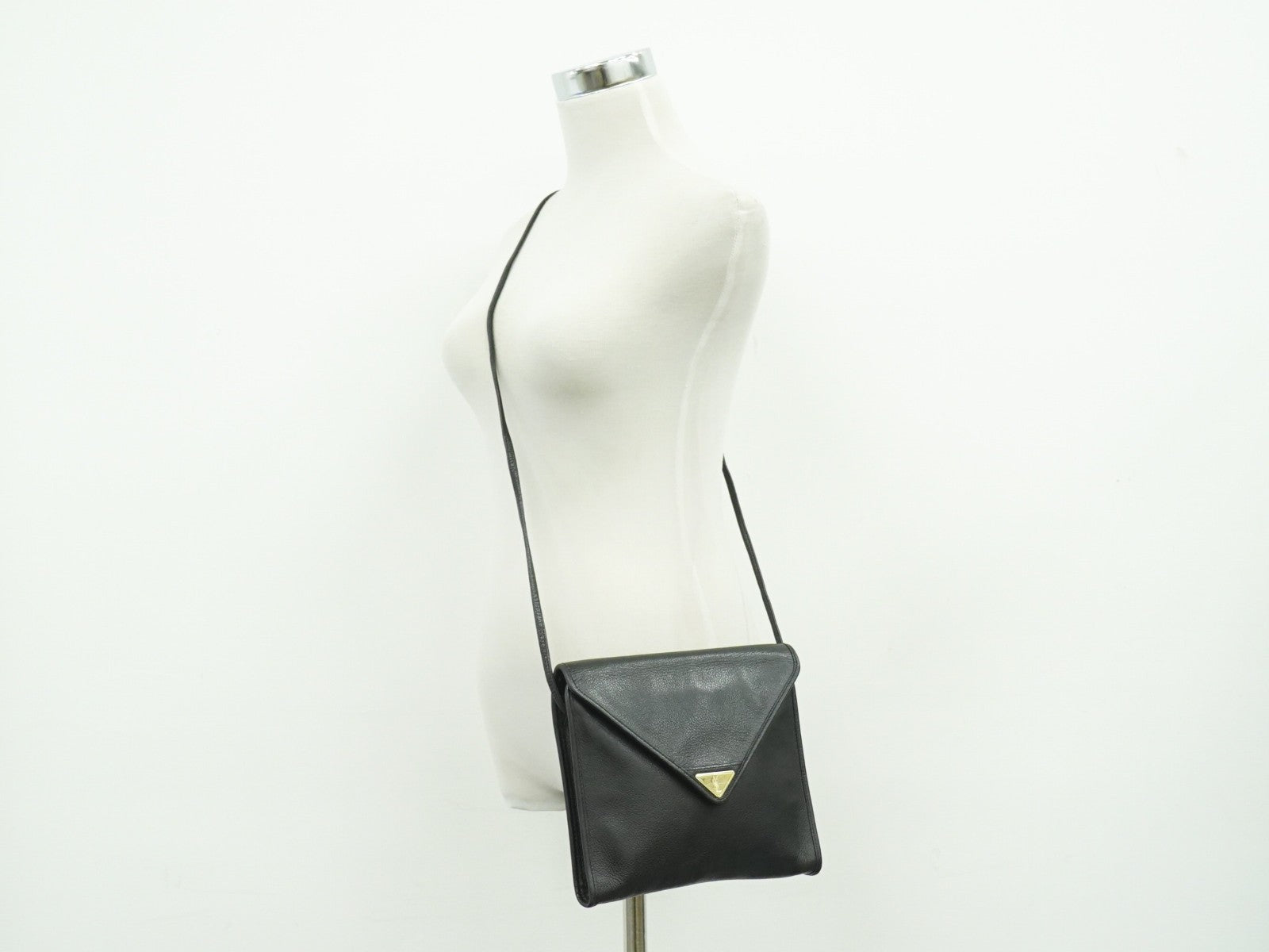 Saint Laurent Vintage Shoulder Bag Leather Black Leather Shoulder Bag Bag (Pre-Owned)