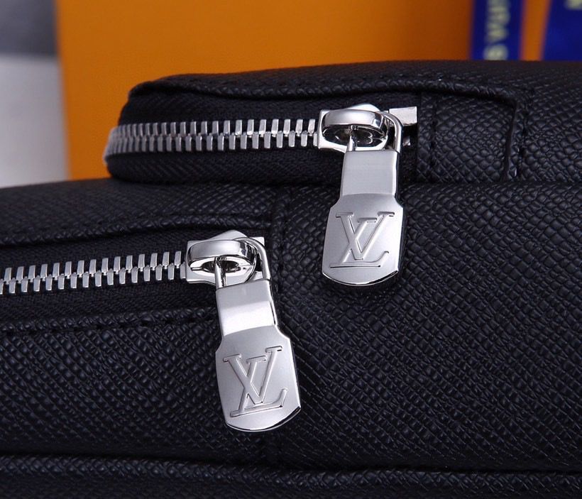 Louis Vuitton Avenue Sling Bag Taiga Black For Men, Bags, Messenger And Crossbody Bags 12.2in/31cm Louis Vuitton M30443
